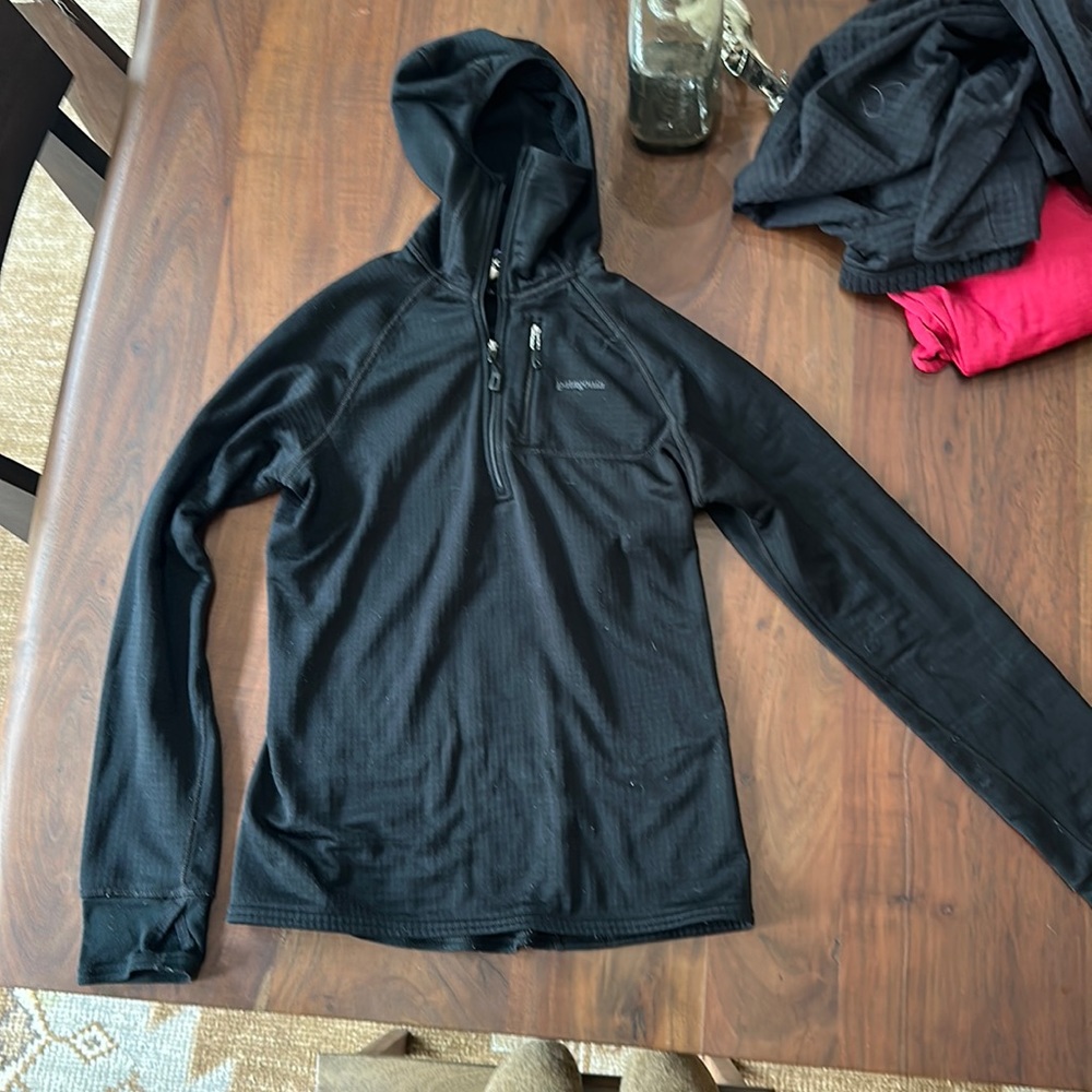 Patagonia 1/2 zip with hood R1 size small